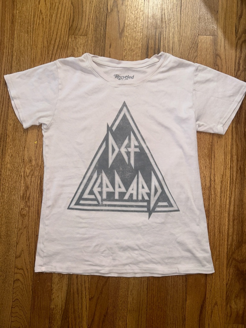 Light Purple Def Leppard Recycled Karma Y2K Graphic Tee size Small